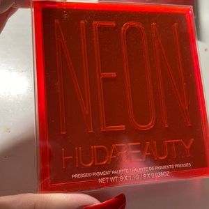 Huda Beauty neon orange obsessions palette